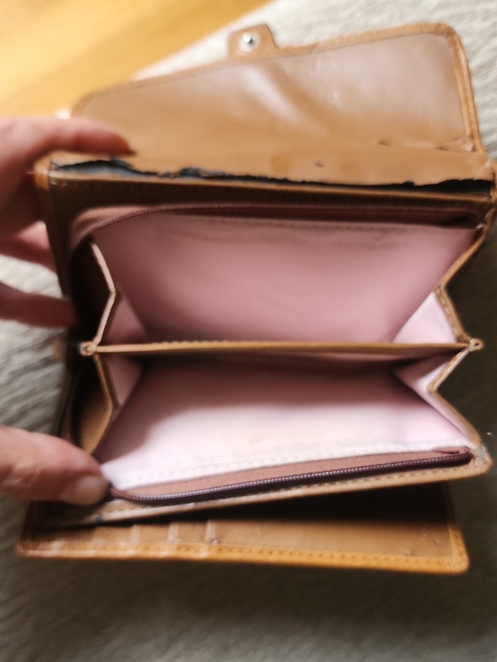 Coach Cream and Tan Leather Buckle Wallet 2004 - Picture 3 of 13